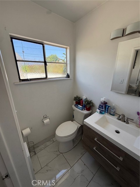 904 W E Street, Ontario CA: https://media.crmls.org/medias/2324d3e4-8f03-4e41-8595-50136dac51e3.jpg