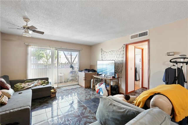 Detail Gallery Image 11 of 18 For 6255 Woodman Ave #103,  Van Nuys,  CA 91401 - 2 Beds | 2 Baths