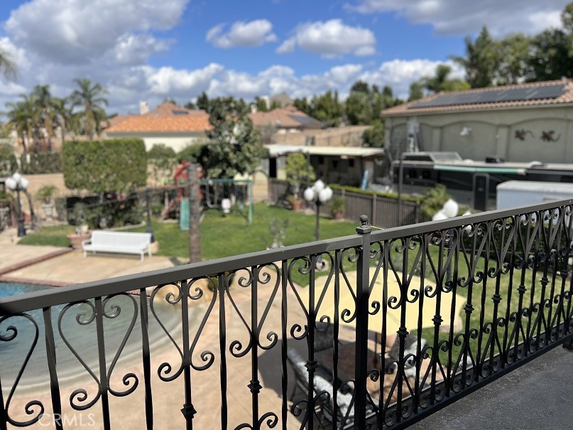 https://media.crmls.org/medias/2328c007-2031-4f95-971b-872f3b505fb6.jpg?preset=X-Large