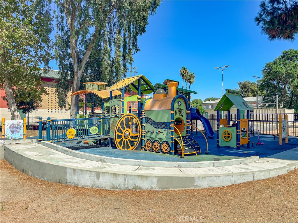 https://media.crmls.org/medias/232a78a3-c6e8-4faf-a604-ad388d5a28cd.jpg?preset=X-Large