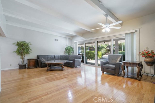 Detail Gallery Image 2 of 33 For 9356 Beckford, Northridge,  CA 91324 - 4 Beds | 3 Baths