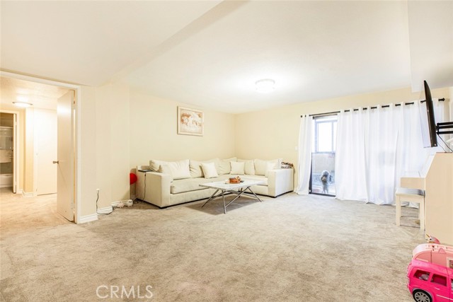 Detail Gallery Image 3 of 21 For 7625 Reseda Blvd #105,  Reseda,  CA 91335 - 3 Beds | 2 Baths