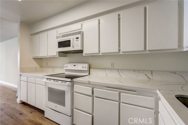 Detail Gallery Image 13 of 46 For 1900 Vine St #102,  Los Angeles,  CA 90068 - 2 Beds | 2 Baths