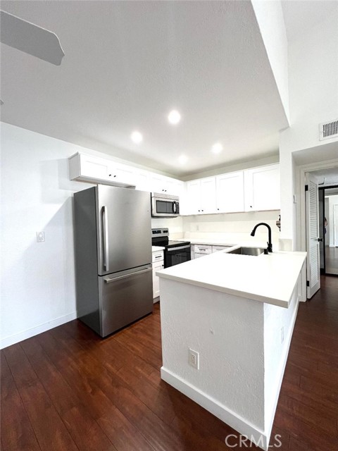 Detail Gallery Image 3 of 29 For 8801 Independence Ave #25,  Canoga Park,  CA 91304 - 1 Beds | 1 Baths