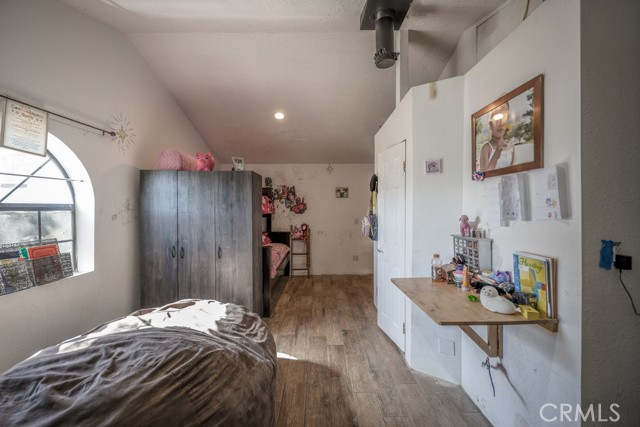 9555 1/2 Hierba Road, Agua Dulce CA: https://media.crmls.org/medias/23319235-abd1-4c73-bd24-6a0fee2c3406.jpg