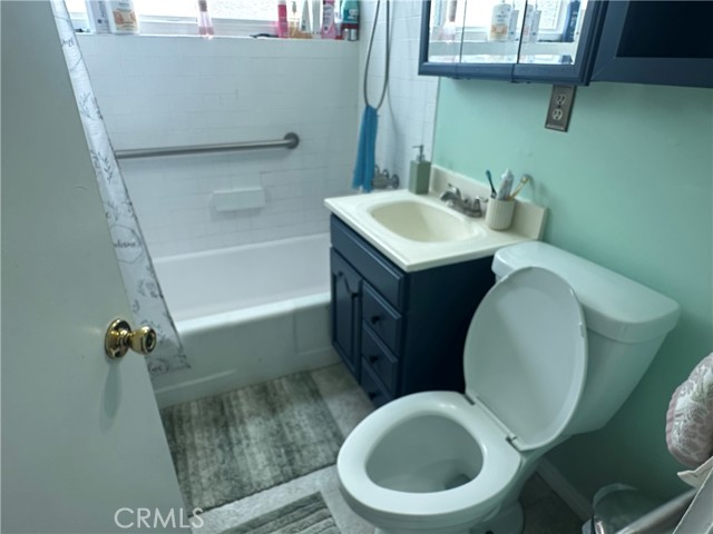 Detail Gallery Image 14 of 44 For 9943 Cedardale Dr, Santa Fe Springs,  CA 90670 - 6 Beds | 3 Baths