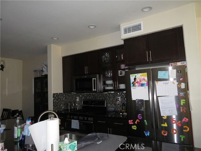Detail Gallery Image 6 of 41 For 965 Acacia Ln, Montebello,  CA 90640 - 3 Beds | 3 Baths