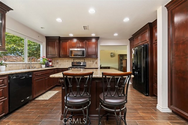 Detail Gallery Image 10 of 26 For 5829 Aurora Ave, Jurupa Valley,  CA 91752 - 4 Beds | 2/1 Baths