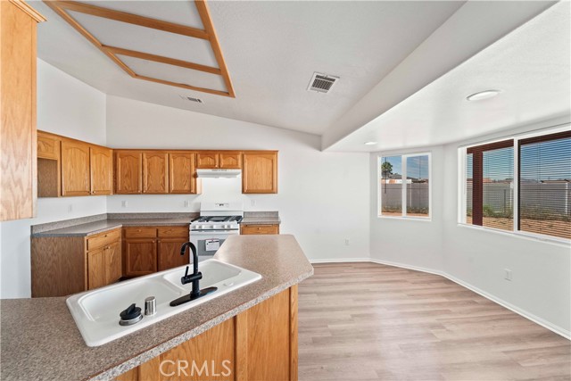 Detail Gallery Image 8 of 28 For 22640 Powhatan Rd, Apple Valley,  CA 92308 - 4 Beds | 2 Baths