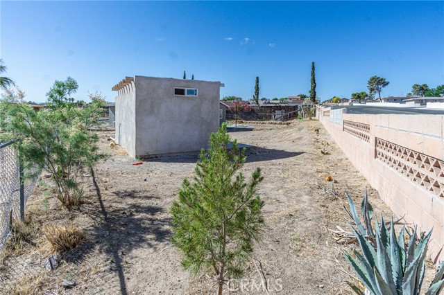 2008 Sequoia Drive, Barstow CA: https://media.crmls.org/medias/2339e20e-e380-45db-84cd-65edd8f858f3.jpg