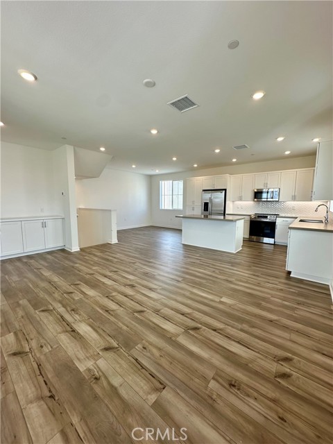 Detail Gallery Image 2 of 18 For 5974 Altyn, Corona,  CA 92880 - 4 Beds | 3/1 Baths