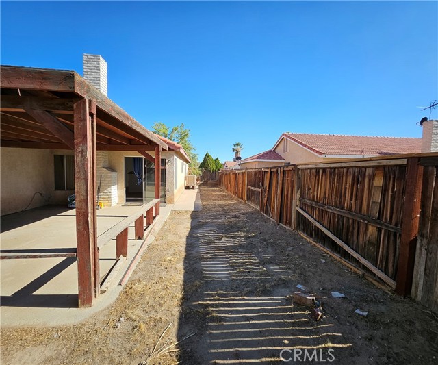 10966 Willow Lane, Adelanto CA: https://media.crmls.org/medias/233b2b82-3a82-4473-878d-00123661297c.jpg