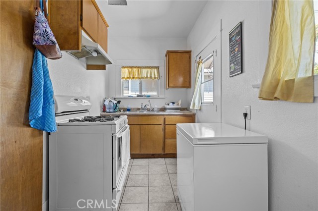 608 E Main Street, Santa Paula CA: https://media.crmls.org/medias/233bceb5-8f05-44d9-9e0d-17d3b1d7b999.jpg