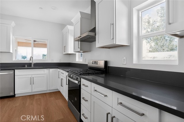 Detail Gallery Image 6 of 33 For 16015 Ceres Ave, Fontana,  CA 92335 - 3 Beds | 4/1 Baths