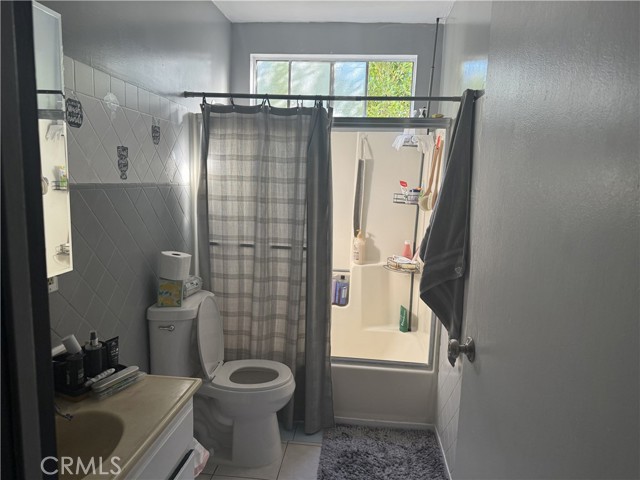 Detail Gallery Image 5 of 5 For 6839 Geyser Ave, Reseda,  CA 91335 - 4 Beds | 3 Baths