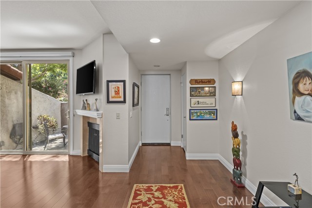 22255 1/4 Erwin Street, Woodland Hills CA: https://media.crmls.org/medias/233e827f-2e5f-4c39-b962-7a5683a8deba.jpg