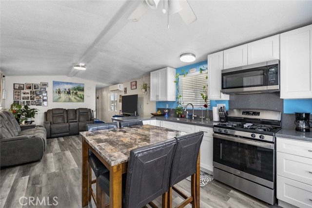 2017 Windharp Drive, Rosamond CA: https://media.crmls.org/medias/233f1eb4-abed-4d27-8b04-f121d7a2efc3.jpg