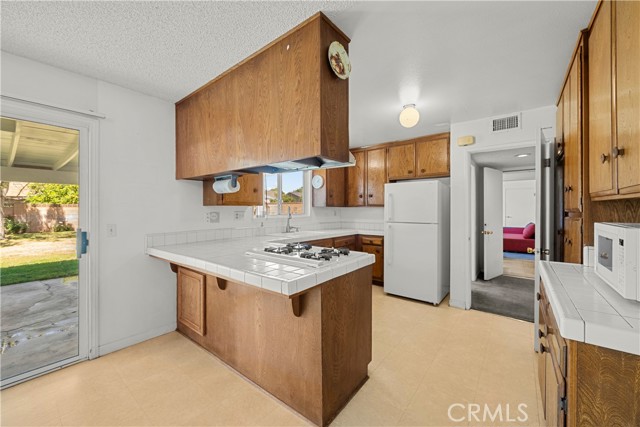 Detail Gallery Image 9 of 42 For 22337 Los Tigres Dr, Saugus,  CA 91350 - 3 Beds | 1/1 Baths