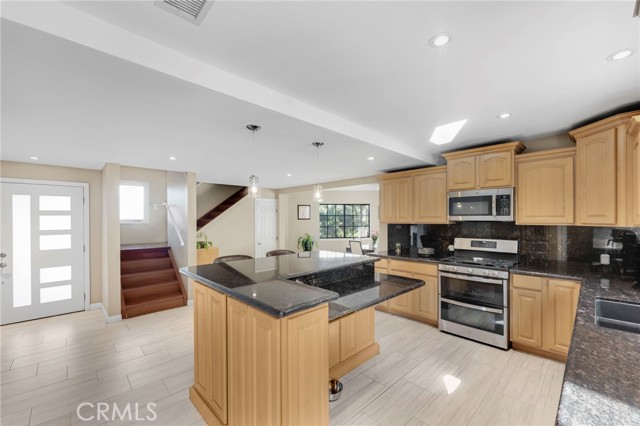 5187 Llano Drive, Woodland Hills CA: https://media.crmls.org/medias/23404d33-796c-4405-84e3-03b1ea114086.jpg