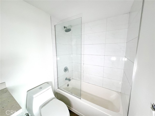 Detail Gallery Image 12 of 14 For 1183 Crenshaw Bld #201,  Los Angeles,  CA 90019 - 2 Beds | 2 Baths