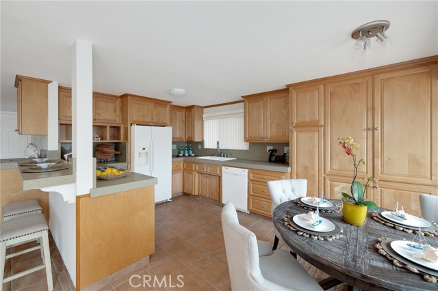 Kitchen with Dining Area and Breakfast Bar