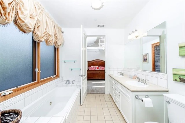 Detail Gallery Image 41 of 67 For 5230 Quakertown Ave, Woodland Hills,  CA 91364 - 5 Beds | 5 Baths