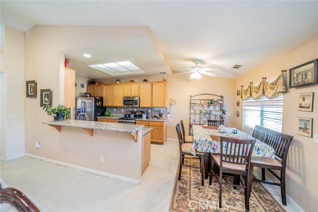 Detail Gallery Image 10 of 46 For 15982 Holly Brook Ln, Victorville,  CA 92395 - 4 Beds | 3 Baths