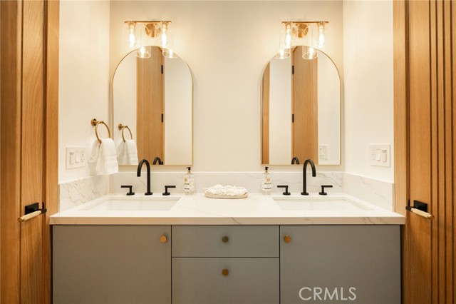 1721 Oak Avenue, Manhattan Beach CA: https://media.crmls.org/medias/2348b1d6-570e-4bcc-bf32-f0c9e6626740.jpg