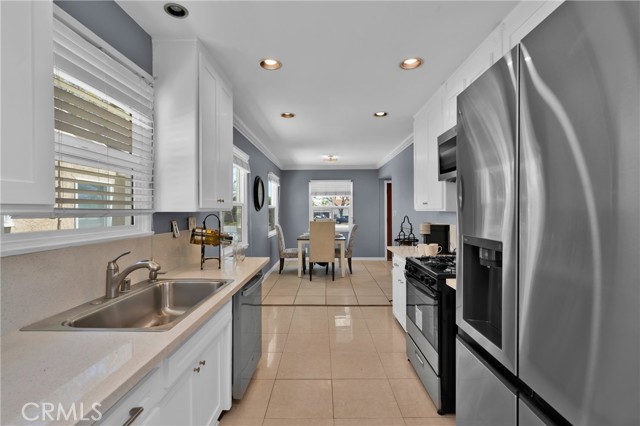 Detail Gallery Image 13 of 28 For 6107 Del Amo Bld, Lakewood,  CA 90713 - 4 Beds | 3 Baths