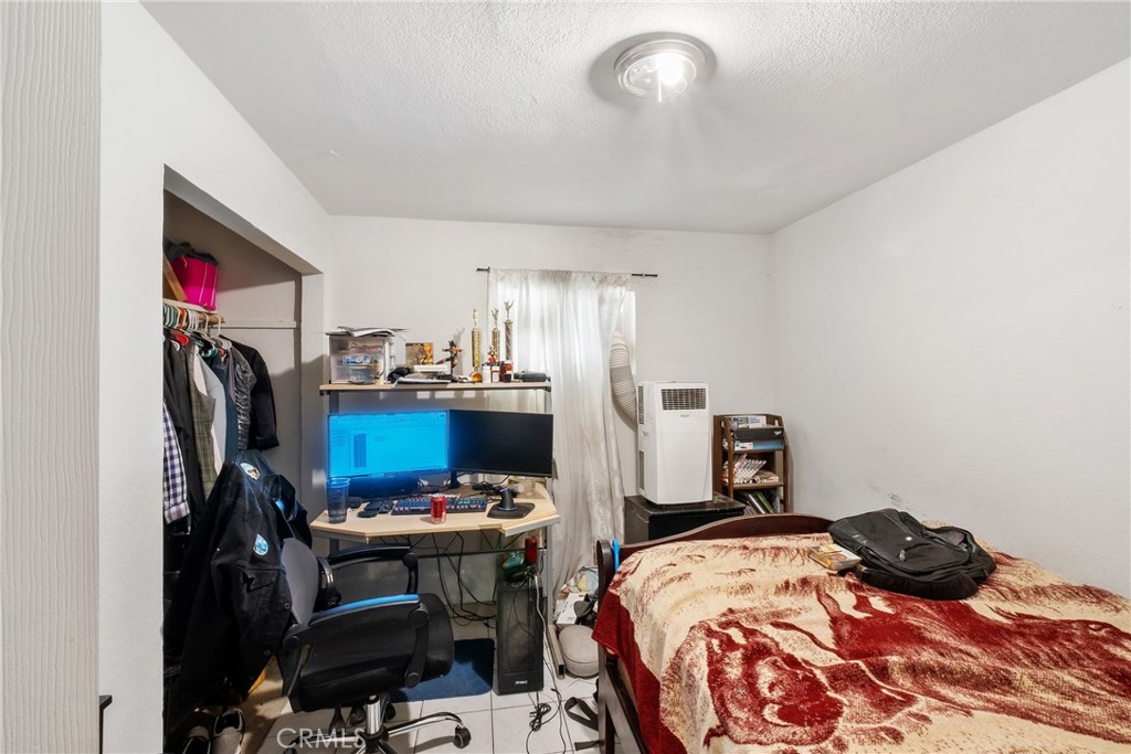 https://media.crmls.org/medias/2349f45d-ee3e-4c92-8a0f-84d6599f1ca6.jpg?preset=X-Large