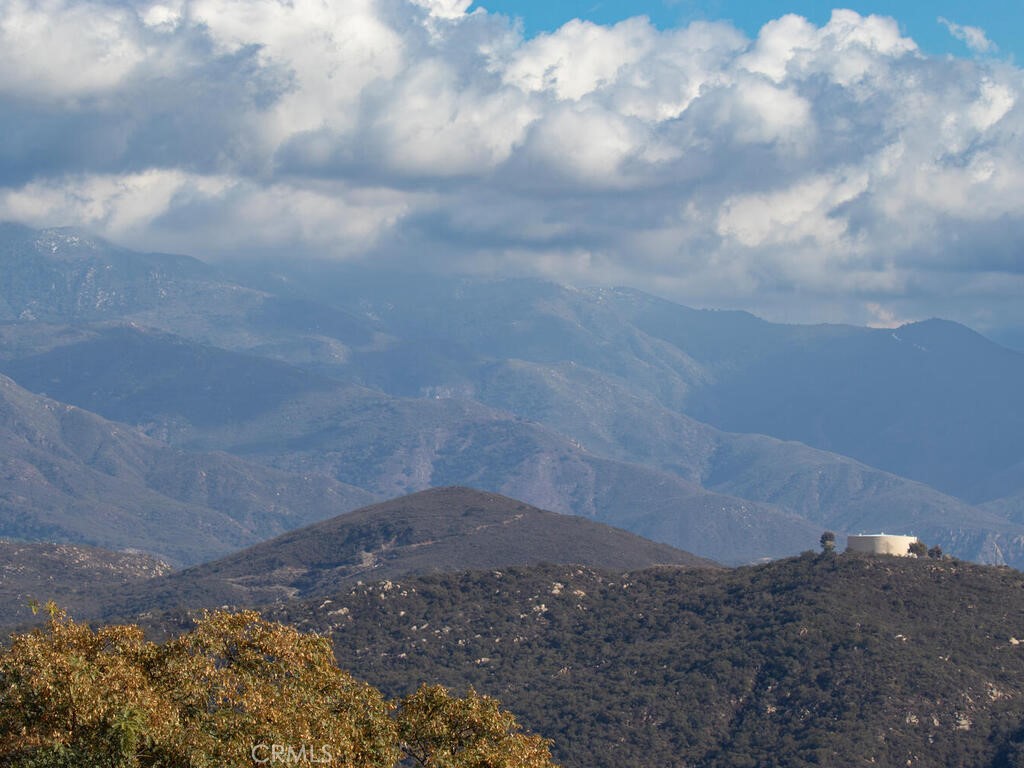 https://media.crmls.org/medias/234bf8f4-6da7-47b0-b0f7-e5bb75d330b6.jpg?preset=X-Large