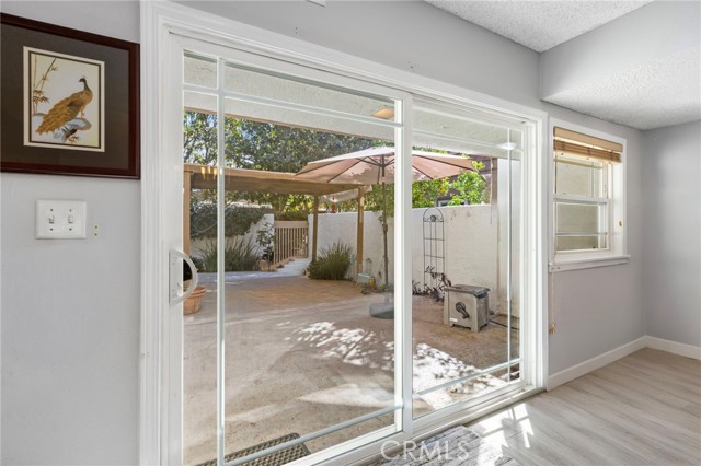 Detail Gallery Image 4 of 19 For 22158 James Alan Cir, Chatsworth,  CA 91311 - 3 Beds | 3 Baths