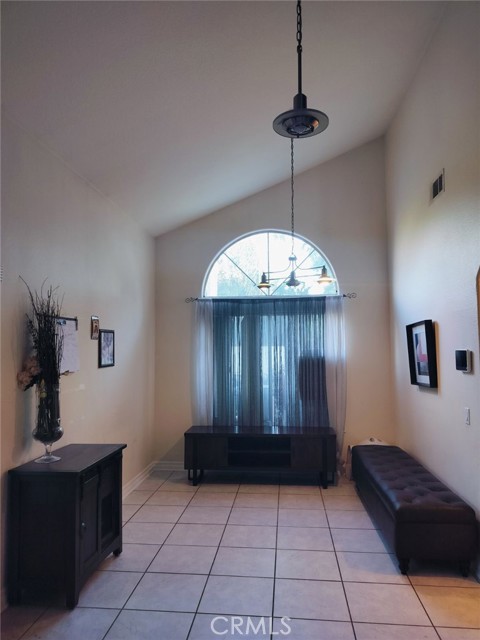 Detail Gallery Image 4 of 11 For 2118 Tehachapi Dr, Corona,  CA 92879 - 3 Beds | 2/1 Baths