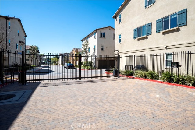 Detail Gallery Image 3 of 31 For 14717 W Rose Ln, Van Nuys,  CA 91405 - 3 Beds | 2/1 Baths