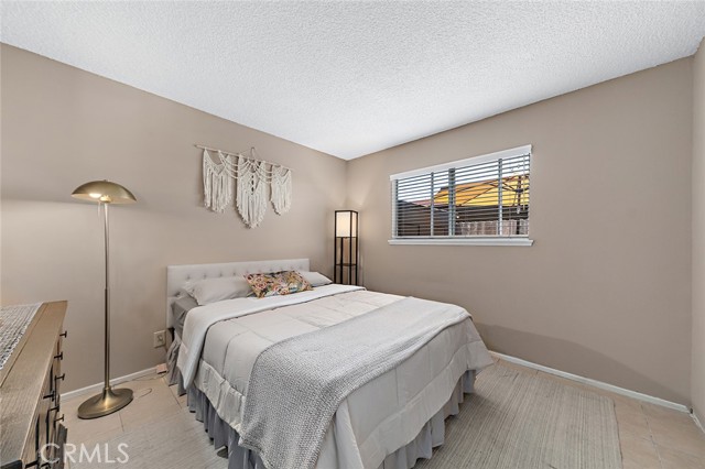 10230 Disney Circle, Huntington Beach CA: https://media.crmls.org/medias/23569196-4add-427a-b2c8-5925d3bef47a.jpg