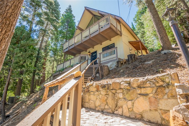 Detail Gallery Image 1 of 49 For 875 Brentwood Dr, Lake Arrowhead,  CA 92352 - 3 Beds | 2 Baths