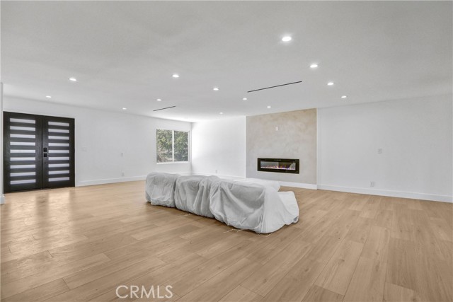 Detail Gallery Image 23 of 31 For 24045 Philiprimm St, Woodland Hills,  CA 91367 - 8 Beds | 5 Baths
