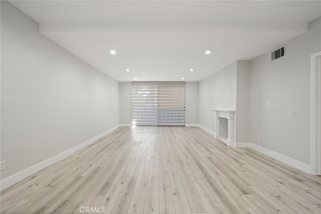 https://media.crmls.org/medias/235c69de-9528-4cea-8c5c-625403b8ae56.jpg?preset=X-Large