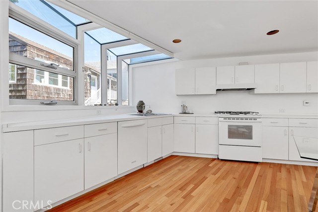 Expansive kitchen filled with light!