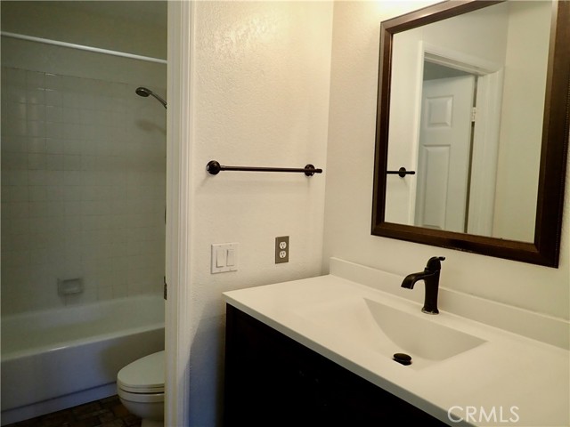 Detail Gallery Image 9 of 18 For 5423 Spanish Oak Ln a,  Oak Park,  CA 91377 - 2 Beds | 2/1 Baths