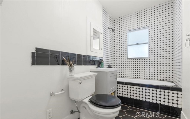 2513 E 11th Street, Long Beach CA: https://media.crmls.org/medias/235d6752-3f5a-49a2-b46c-0234be8b4088.jpg