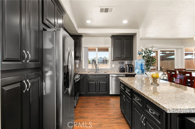 Detail Gallery Image 14 of 56 For 10779 Mills Rd, Apple Valley,  CA 92308 - 4 Beds | 3 Baths