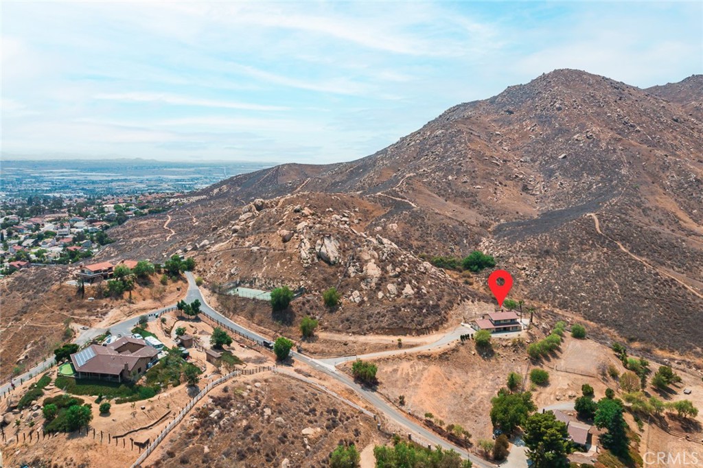 https://media.crmls.org/medias/235da8a3-2136-4bde-9713-9d2424c4925a.jpg?preset=X-Large