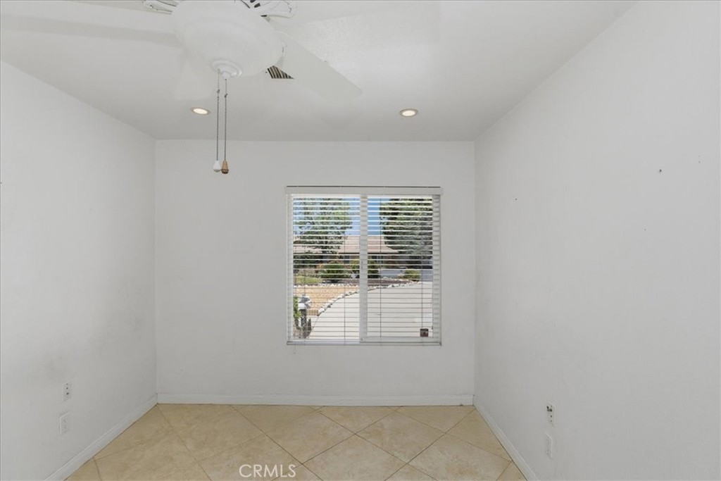 https://media.crmls.org/medias/235fb9f8-3c06-4f6e-baab-b88f95bbb3bf.jpg?preset=X-Large