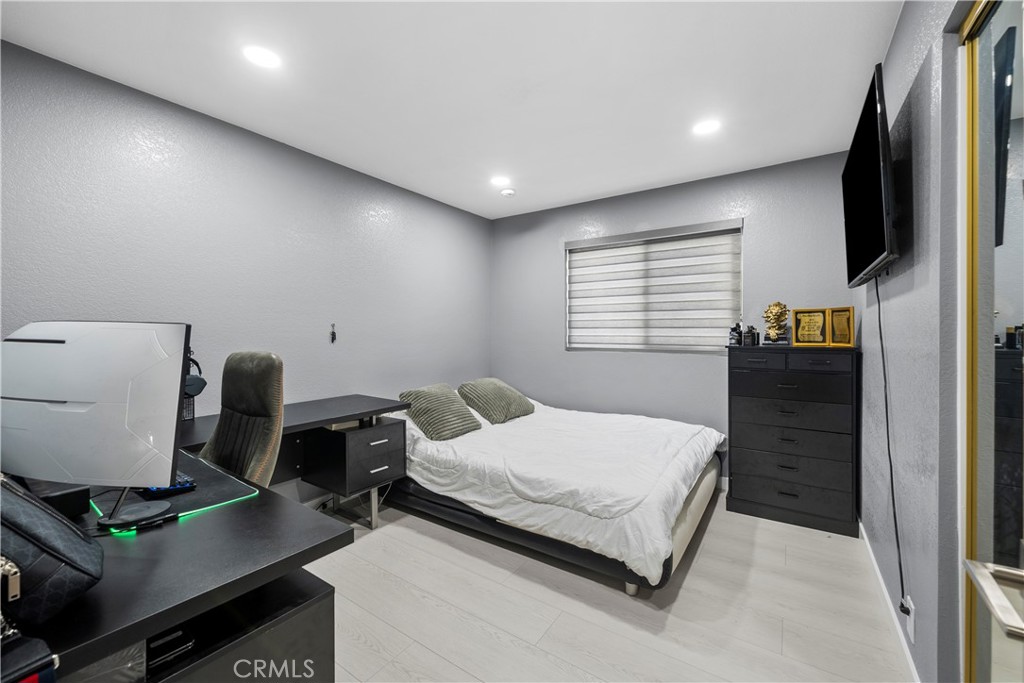 https://media.crmls.org/medias/235fc541-26fe-45fb-9ce3-557772bfa56e.jpg?preset=X-Large