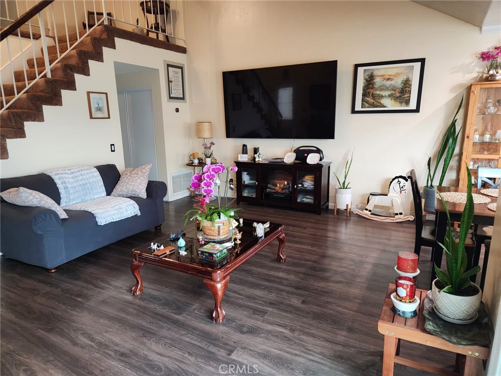 MLS #DW25111653 img 2