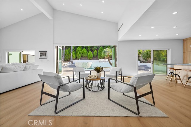 4230 Alonzo Avenue, Encino CA: https://media.crmls.org/medias/2360f0f3-020d-427c-bb8f-c83915d07409.jpg