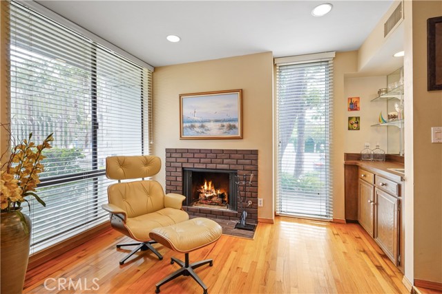 Detail Gallery Image 7 of 53 For 5305 White Oak Ave #D,  Encino,  CA 91316 - 3 Beds | 2/1 Baths