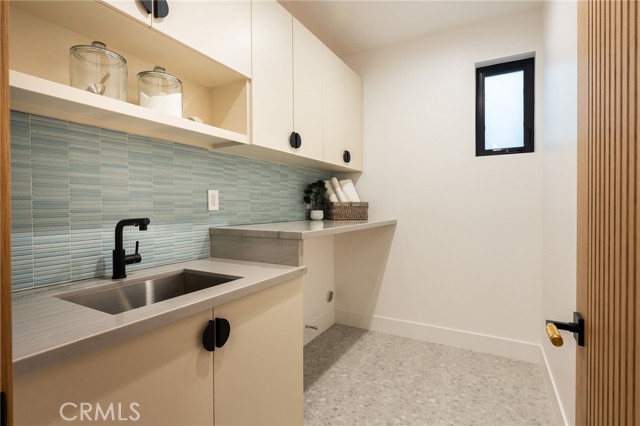1721 Oak Avenue, Manhattan Beach CA: https://media.crmls.org/medias/2364f5b0-2c3e-46e0-b2d1-4cff7bb73334.jpg