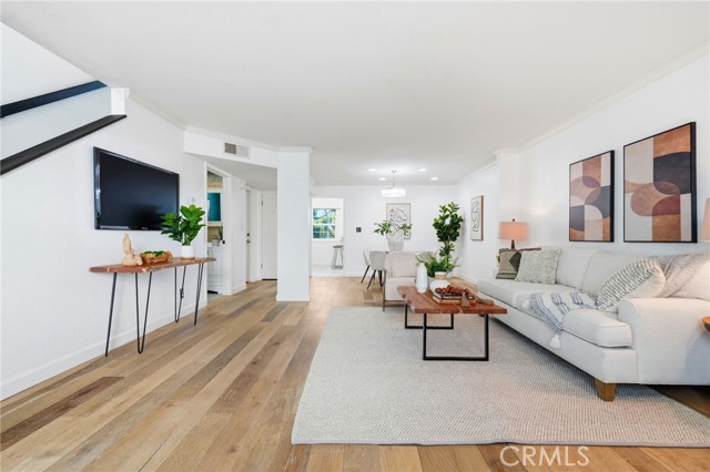 Detail Gallery Image 2 of 30 For 7304 Balboa #C,  Lake Balboa,  CA 91406 - 3 Beds | 3/1 Baths